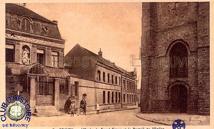 Eglise Saint Martin avec l'orphelinat après 1914.